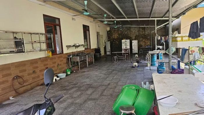 Khu vực bếp có nhiều bình gas và chậu rửa bát.