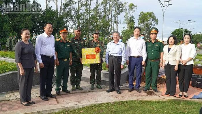 Lãnh đạo tỉnh Đồng Tháp trao quà tặng lực lượng trực tiếp thực hiện nhiệm vụ lấy mẫu hài cốt liệt sĩ. (Ảnh: HỮU NGHĨA)