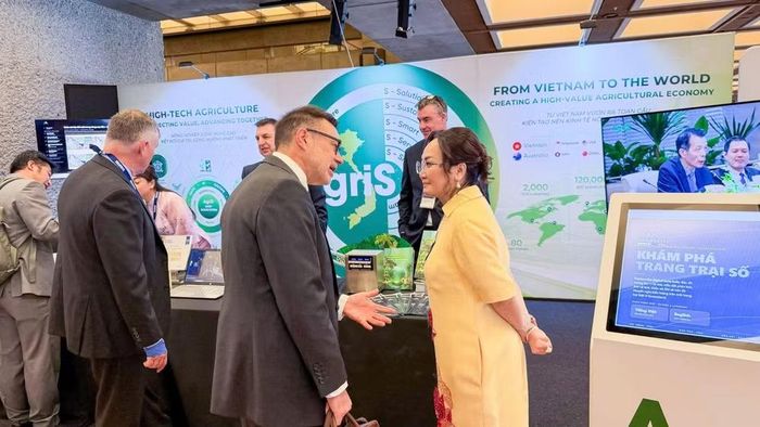 Gian trưng bày của AgriS giới thiệu hệ sinh thái giải pháp nông nghiệp công nghệ cao - từ nền tảng quản trị dữ liệu, nông nghiệp chính xác đến mô hình chuỗi giá trị thương mại tuần hoàn (Circular Commercial Value Chain).
