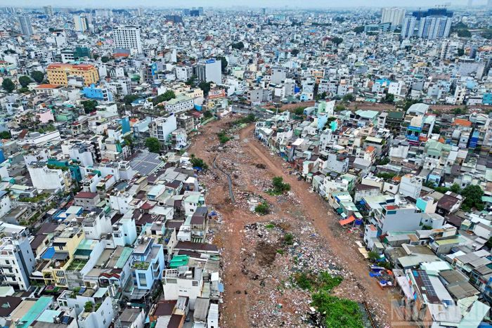 Sau khi hoàn tất bàn giao mặt bằng vào cuối tháng 6/2026, khu vực dọc rạch Xuyên Tâm nhanh chóng trở thành công trường nhộn nhịp. Các đơn vị thi công khẩn trương phát quang, dọn dẹp, xử lý chướng ngại vật, đồng thời đưa máy móc, thiết bị, vật tư và nhân lực vào hiện trường, từng bước triển khai các hạng mục của dự án.