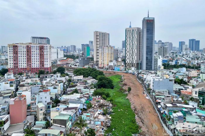 Sau khi có mặt bằng sạch, đơn vị thi công đã tiến hành rào chắn, san lấp và triển khai các mũi thi công dọc tuyến.