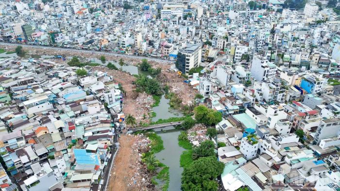  Sau hơn nửa năm kể từ khi dự án cải tạo rạch Xuyên Tâm﻿ được khởi động trở lại, diện mạo khu vực dọc tuyến rạch đã có nhiều thay đổi đáng kể. Hàng loạt căn nhà ven rạch được tháo dỡ, bàn giao mặt bằng﻿, tạo điều kiện để các đơn vị đẩy nhanh tiến độ thi công dự án. 