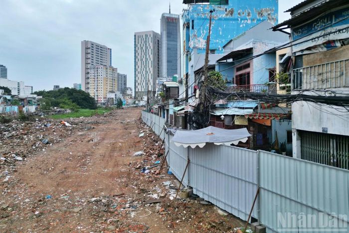 Đối với Gói thầu XL-01, đoạn từ kênh Nhiêu Lộc-Thị Nghè đến cầu Bùi Đình Túy, bao gồm rạch Cầu Sơn, từ Km0+000 đến Km2+512, tuyến dài khoảng 2,94km, nằm trên địa bàn phường Gia Định và phường Bình Thạnh.