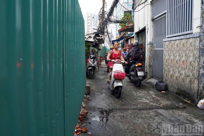 Tại một số con hẻm trên đường Điện Biên Phủ, việc giải phóng mặt bằng phục vụ dự án đã làm thay đổi rõ diện mạo khu dân cư.