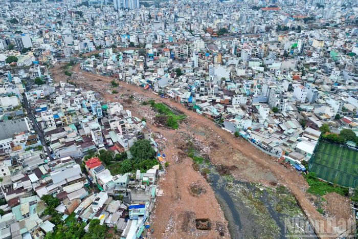 Toàn tuyến rạch Xuyên Tâm dài gần 9km, đi qua địa bàn 4 phường gồm Gia Định, Bình Thạnh, Bình Lợi Trung và An Nhơn. Trong đó, tuyến chính dài khoảng 6,6km, kéo dài từ kênh Nhiêu Lộc-Thị Nghè﻿ đến sông Vàm Thuật; ba tuyến nhánh Cầu Sơn, Bình Lợi và Bình Triệu có tổng chiều dài hơn 2,2km.