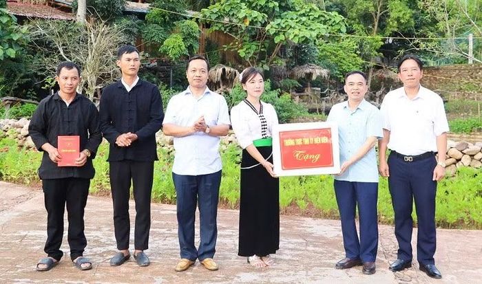 Đồng chí Trần Tiến Dũng (thứ 3 từ trái sang), Ủy viên Trung ương Đảng, Bí thư Tỉnh ủy Điện Biên và đồng chí Nguyễn Văn Đoạt, Phó Chủ tịch Ủy ban nhân dân tỉnh Điện Biên trao quà, động viên nhân dân bản Nà Sự, Mường Chà, tỉnh Điện Biên. (Ảnh: LÊ LAN)