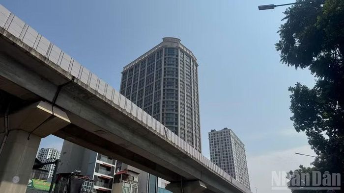 Khoảng cách giữa giá nhà và thu nhập đòi hỏi nhiều hộ gia đình chuẩn bị tài chính kỹ lưỡng hơn trước khi quyết định mua nhà. (Ảnh: HNV)