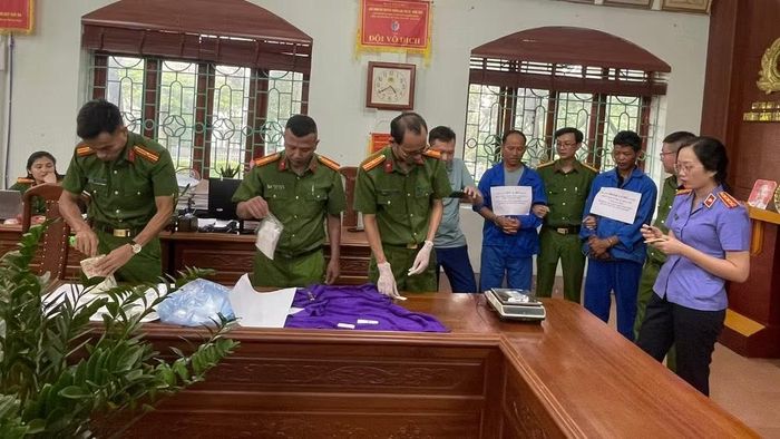 Cơ quan điều tra kiểm tra tang vật của vụ án. (Ảnh: Trần Tuấn)