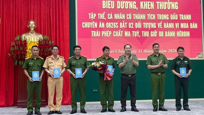 Lãnh đạo Công an Lai Châu biểu dương, khen thưởng đại diện Ban Chuyên án. (Ảnh: Trần Tuấn)