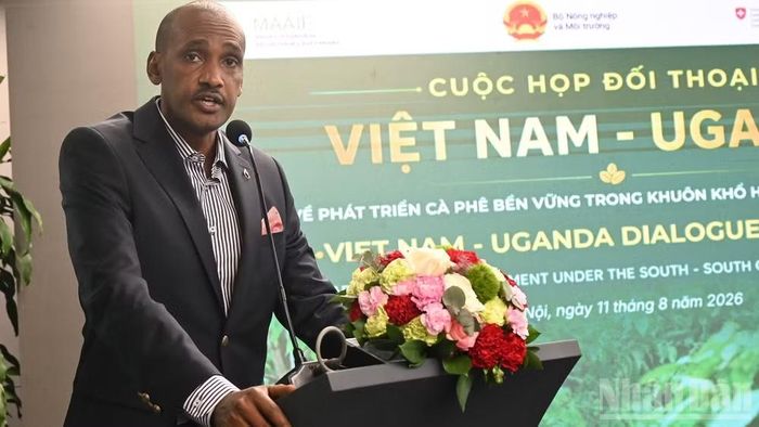 Ông Frank K.Tumwebaze, Bộ trưởng Bộ Nông nghiệp, Chăn nuôi và Thủy sản (Uganda) phát biểu tại buổi đối thoại.