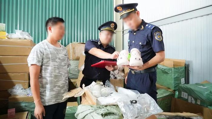 Lực lượng hải quan kiểm tra hàng hóa trong lô hàng quá cảnh có dấu hiệu nghi ngờ xâm phạm quyền sở hữu trí tuệ. (Ảnh: Cục Hải quan)