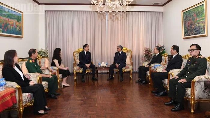Đại sứ Phạm Việt Hùng gửi lời chia buồn sâu sắc tới Đại sứ và cán bộ, nhân viên Đại sứ quán Lào tại Thái Lan. (Ảnh: MINH THẮNG)