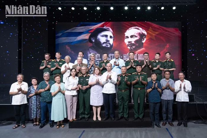 Bộ phim thể hiện được "tầm nhìn cách mạng" Chủ tịch Hồ Chí Minh và Chủ tịch Fidel Castro luôn đi trước lịch sử để dẫn dắt hai dân tộc. (Ảnh: MINH DUY)