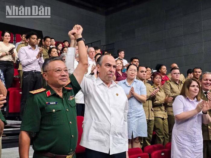 Đoàn làm phim Việt Nam tác nghiệp tại Cuba giữa bối cảnh quốc đảo đang đối mặt với khó khăn về năng lượng và bao vây cấm vận. (Ảnh: MINH DUY)