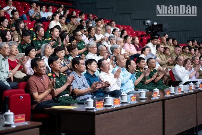 Tập phim được chuyển sang Cuba để công chiếu phục vụ nhân dân và quân đội bạn nhân dịp 100 năm ngày sinh của Chủ tịch Fidel Castro. (Ảnh: MINH DUY)