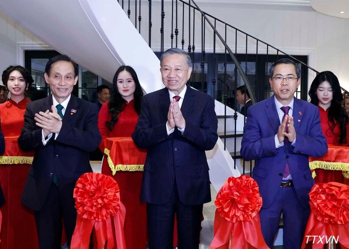 Tổng Bí thư, Chủ tịch nước Tô Lâm và các đại biểu thực hiện nghi thức cắt băng khánh thành Nhà Việt Nam tại Australia. (Ảnh: TTXVN)