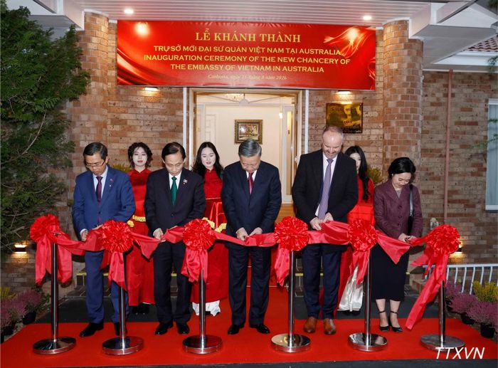 Tổng Bí thư, Chủ tịch nước Tô Lâm và các đại biểu thực hiện nghi thức khánh thành trụ sở mới Đại sứ quán Việt Nam tại Australia. (Ảnh: TTXVN)