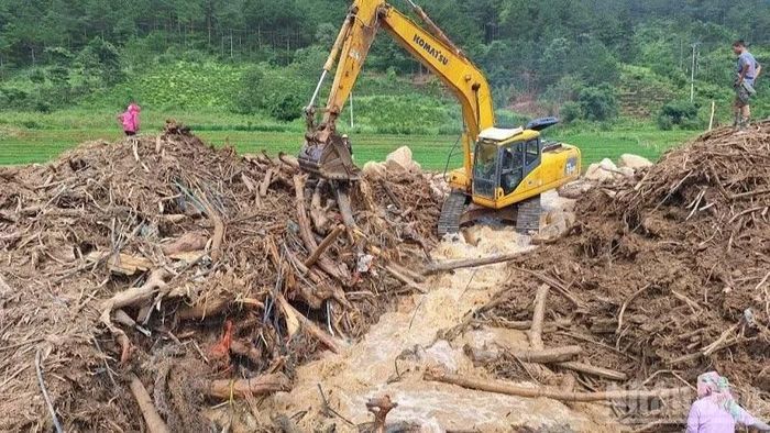 Khơi thông dòng chảy, mở đường tạm phục vụ lưu thông, cứu hộ. (Ảnh: MINH ĐỨC)