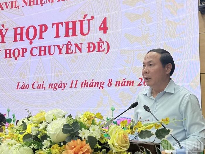 Đồng chí Trần Ngọc Luận, Giám đốc Sở Khoa học và Công nghệ tỉnh báo cáo tờ trình tại kỳ họp.