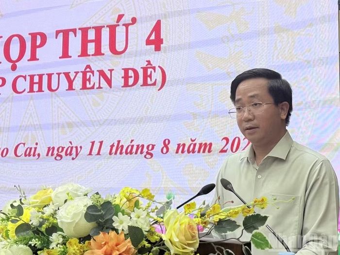 Đồng chí Trần Minh Sáng, Giám đốc Sở Nông nghiệp và Môi trường tỉnh báo cáo tờ trình tại kỳ họp.