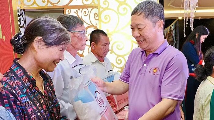 Đồng chí Dương Anh Đức, Trưởng Ban Tuyên giáo và Dân vận Thành ủy Thành phố Hồ Chí Minh tặng quà các gia đình chính sách tại thành phố Huế. (Ảnh: HOÀNG HÙNG)