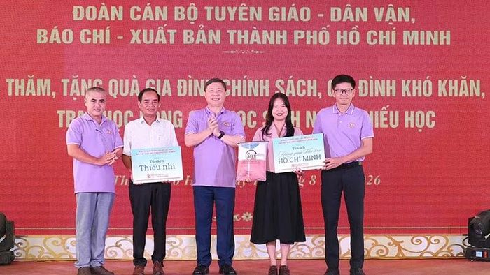 Đồng chí Dương Anh Đức, Trưởng Ban Tuyên giáo và Dân vận Thành ủy cùng đại diện Nhà xuất bản Tổng hợp Thành phố Hồ Chí Minh trao tặng 2 tủ sách tại chương trình. (Ảnh: HOÀNG HÙNG)