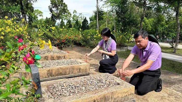 Các đại biểu thắp hương tại Nghĩa trang Liệt sĩ thành phố Huế. (Ảnh: HOÀNG HÙNG)