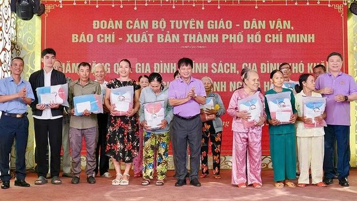 Các đại biểu trong đoàn công tác tặng quà các gia đình chính sách tại thành phố Huế. (Ảnh: HOÀNG HÙNG)