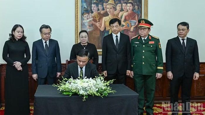 Đồng chí Trần Cẩm Tú ghi sổ tang tại lễ viếng Chủ tịch Quốc hội Lào Saysomphone Phomvihane, sáng 10/8, tại Đại sứ quán Lào tại Hà Nội. (Ảnh: DUY LINH)