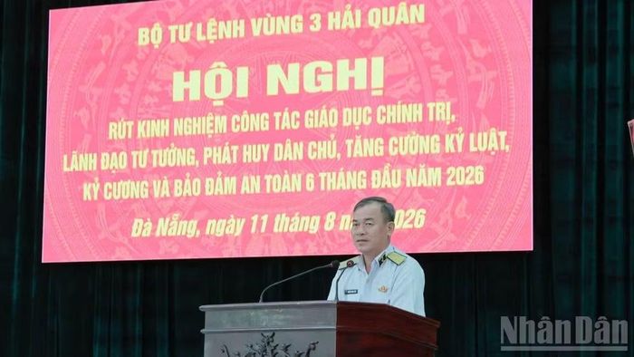 Chuẩn Đô đốc Nguyễn Đăng Tiến, Chính uỷ Vùng phát biểu tại hội nghị.