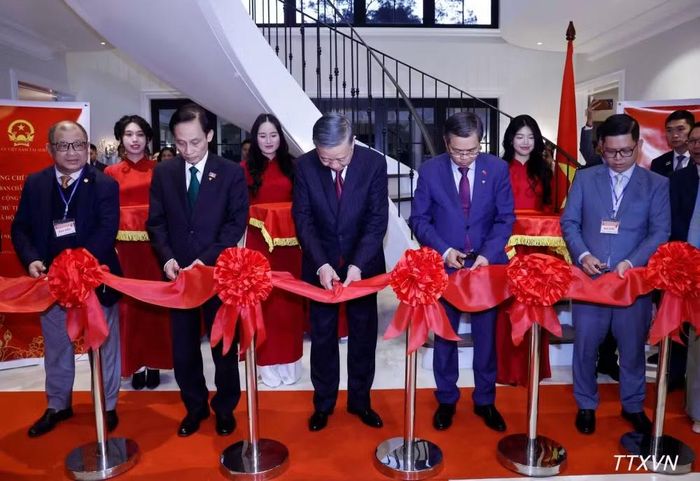 Tổng Bí thư, Chủ tịch nước Tô Lâm và các đại biểu thực hiện nghi thức cắt băng khánh thành Nhà Việt Nam tại Australia. (Ảnh: TTXVN)