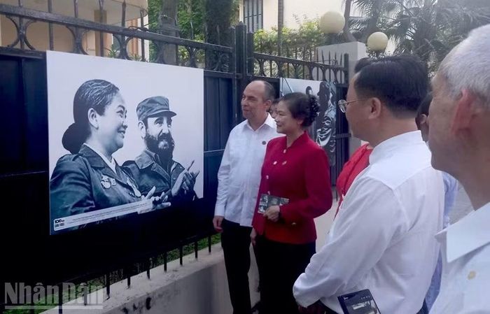 Các đại biểu tham khu trưng bày một số bức ảnh về Lãnh tụ Fidel Castro.