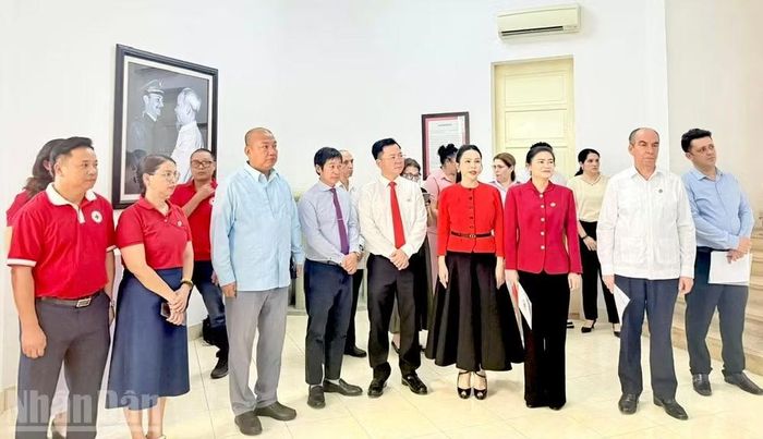 Các đại biểu tham dự và chứng kiến Lễ trao tượng trưng khoản hỗ trợ trị giá 100 tỷ đồng của nhân dân Việt Nam dành cho nhân dân Cuba.