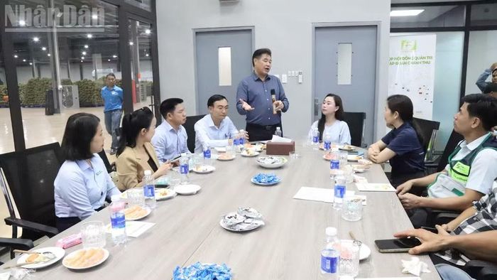  Giám đốc Trung tâm Khuyến nông quốc gia Lê Quốc Thanh trao đổi về sự hợp tác trong công tác khuyến nông với lãnh đạo Chánh Thu Group tại cơ sở sơ chế, đóng gói sầu riêng xuất khẩu của đơn vị. (Ảnh: CÔNG LÝ) 