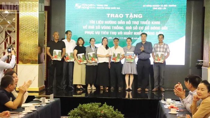 Trung tâm Khuyến nông quốc gia đã trao tặng tài liệu “Hướng dẫn đăng ký, thực hiện và duy trì mã số vùng trồng, mã số cơ sở đóng gói" theo Nghị định số 38/2026/NĐ-CP và Nghị quyết số 36/2026/NQ-CP cho đội ngũ khuyến nông cơ sở. (Ảnh: CÔNG LÝ)