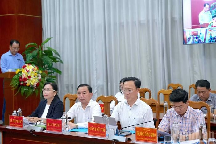 Đại biểu tham gia hội nghị tại đầu cầu Ủy ban nhân dân tỉnh Cà Mau. (Ảnh Hữu Tùng)