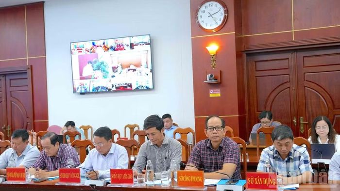Đại biểu là lãnh đạo cấp sở, ngành cấp tỉnh Cà Mau tham gia hội nghị tại đầu cầu Ủy ban nhân dân tỉnh. (Ảnh: Hữu Tùng)