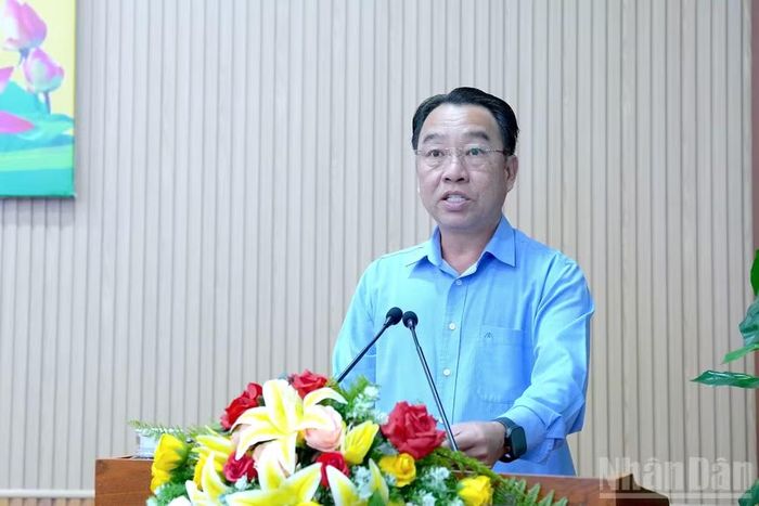 Đồng chí Lữ Quang Ngời, Phó Bí thư Tỉnh ủy, Chủ tịch Ủy ban nhân dân tỉnh Cà Mau phát biểu chỉ đạo và nêu các định hướng, giải pháp thời gian tới về nguồn nhân lực phục vụ tăng trưởng của Cà Mau. (Ảnh Hữu Tùng)