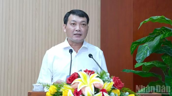 Giám đốc Sở Nội vụ tỉnh Cà Mau Nguyễn Minh Nhứt trình bày báo cáo tại hội nghị về thực trạng nguồn lao động tại Cà Mau. (Ảnh Hữu Tùng)