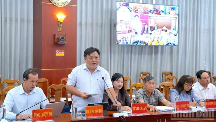 Chủ tịch Hội Nông dân tỉnh Cà Mau Nguyễn Hoàng Thoại (đứng) tham gia thảo luận tại hội nghị. (Ảnh Hữu Tùng)