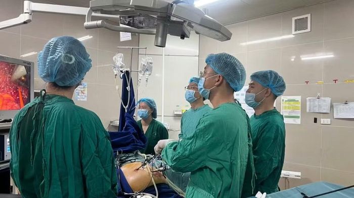 Các bác sĩ Bệnh viện Đa khoa tỉnh Ninh Bình thực hiện thành công ca phẫu thuật nội soi cắt gan trung tâm cho bệnh nhân.
