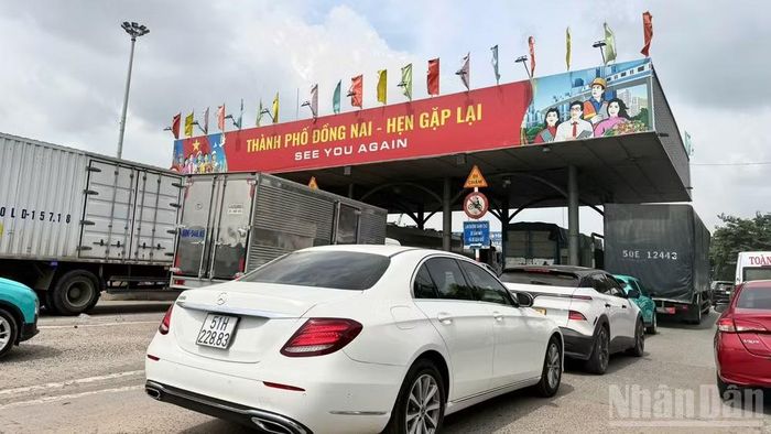 Phương tiện lưu thông dày đặc khu vực trạm thu phí trước khi tháo dỡ. (Ảnh: THIÊN VƯƠNG)