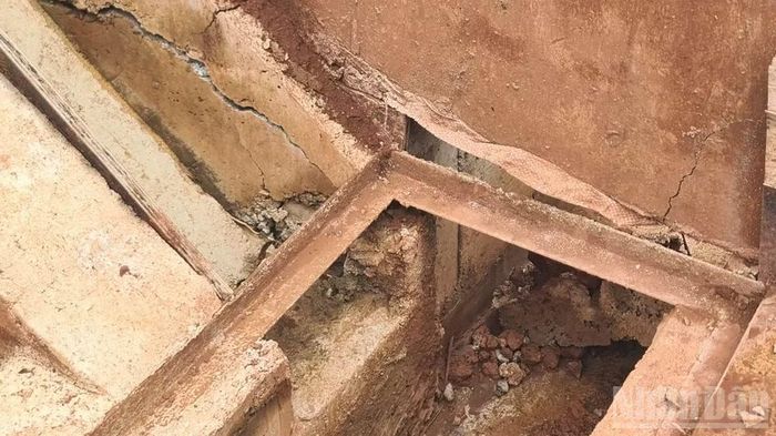 Hố gom nước bằng bê-tông cốt thép kiên cố đang lún, nứt gãy.