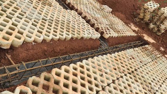 Đơn vị thi công phải dùng bê-tông cốt thép "ngoài tính toán của chủ đầu tư" để gia cố, chống sạt lở trên diện rộng.