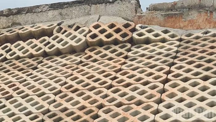 Nhiều vị trí kè ta-luy tiếp tục sạt trượt, nứt gãy.