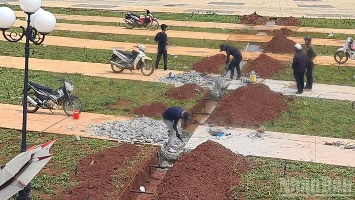 Công nhân đang khẩn trương đục phá khối bê-tông ngoài "tính toán chủ động của chủ đầu tư và đơn vị tư vấn thiết kế".