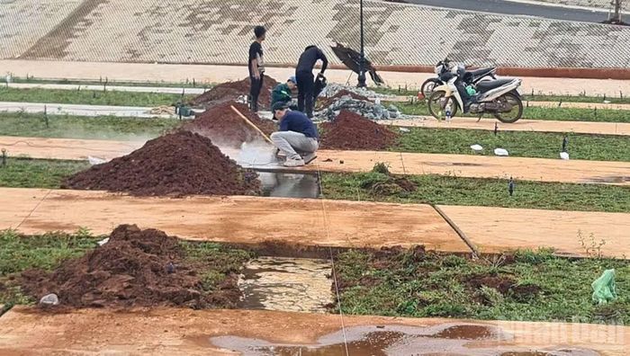 Nước ứ đọng trên bề mặt quảng trường không lối thoát.