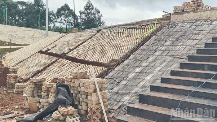 Ngoài mặt bằng quảng trường, khu vực ta-luy cũng đang xảy ra một số điểm sạt trượt mới.