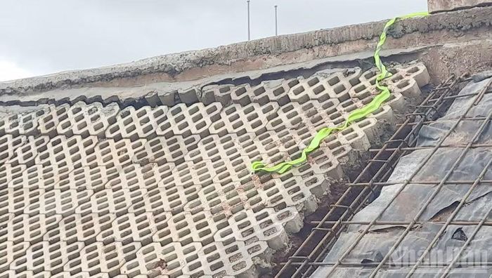 Chưa kịp khắc phục sạt trượt cũ, điểm sạt trượt mới lại diễn ra ngay bên cạnh.