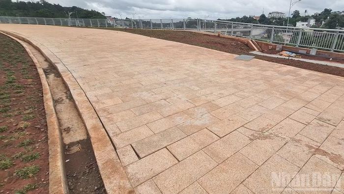 Sụt lún khiến nhiều khu vực tại quảng trường biến dạng.